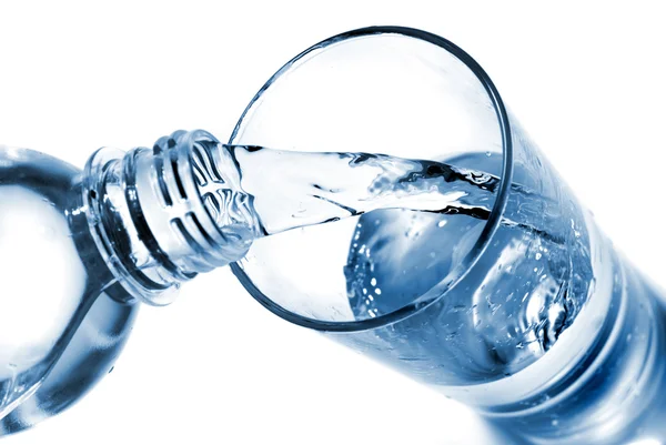 Νερό ρίχνει σε ποτήρι από το μπουκάλι — Φωτογραφία Αρχείου