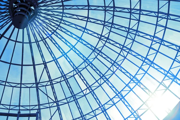 Techo de cristal moderno con cielo azul y sol — Foto de Stock