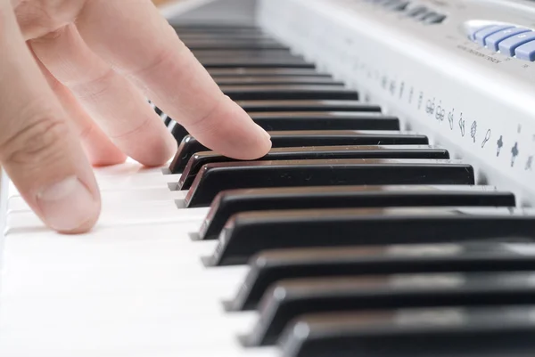 Hand spielt Musik auf dem Klavier — Stockfoto