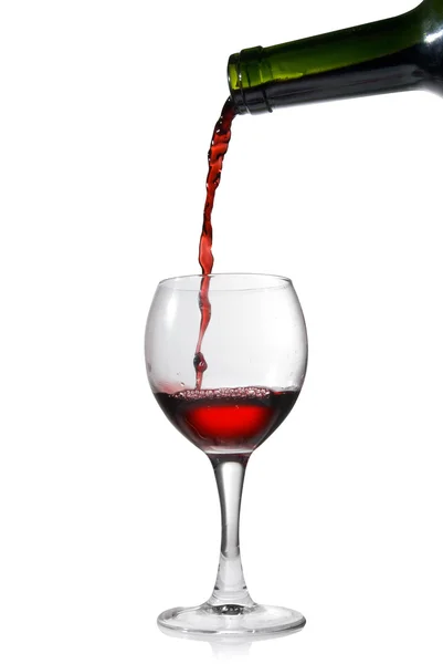 Gieten van rode wijn in glazen goblet — Stockfoto