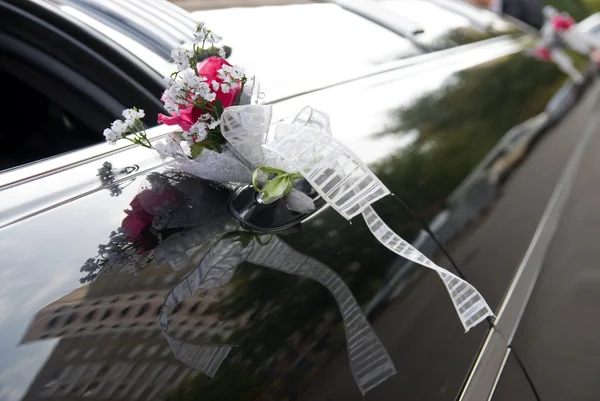 Dveře černé svatební auta s kytičkou a stuha — Stock fotografie