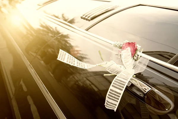 Door of black wedding car with flower and ribbon — Stock Photo, Image