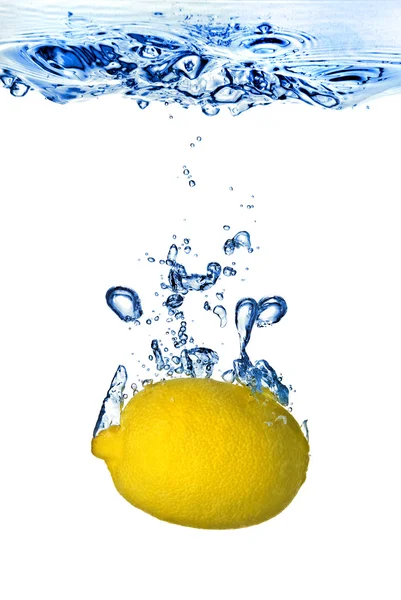 Limão fresco caiu na água com bolhas Imagens Royalty-Free