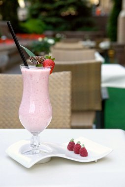 Çilekli milkshake tablo