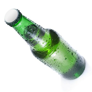 yeşil bira şişesiyle su damlaları