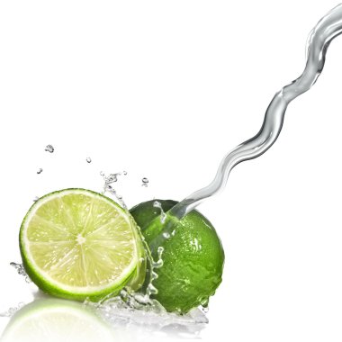 su sıçrama üzerinde beyaz izole limon