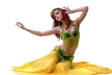 Beyaz tenli, etnik giyimli güzel bir kız.