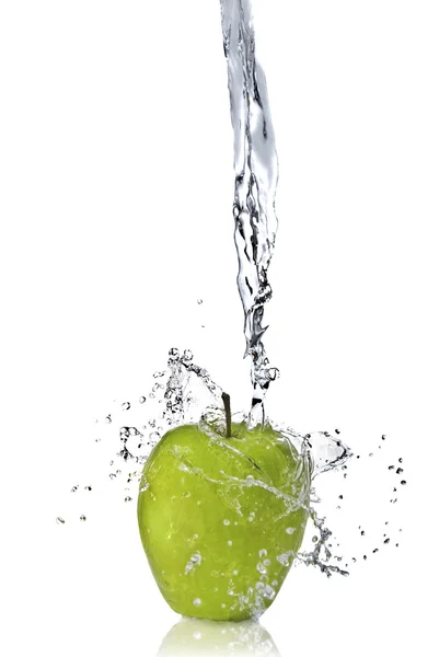 Färskt vattenstänk på grönt äpple — Stockfoto