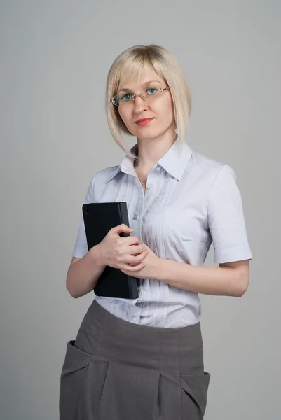 Unga attraktiva affärskvinna anläggning dagbok — Stockfoto