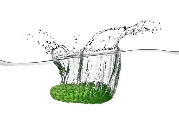 Groene komkommer gedaald in water — Stockfoto
