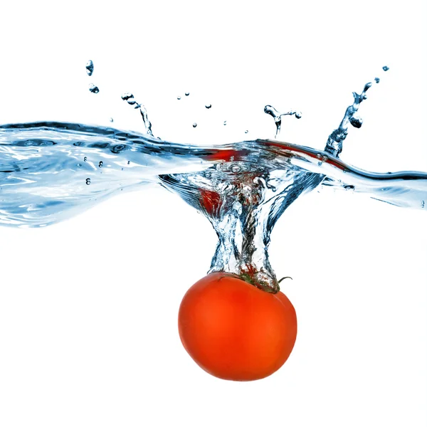 Röd tomat föll i vattnet — Stockfoto