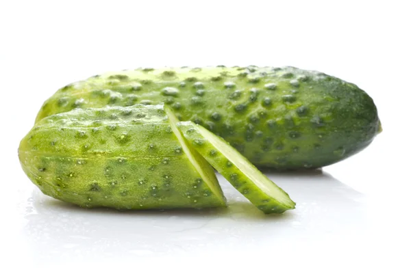 Yeşil salatalık su damlaları ile — Stok fotoğraf