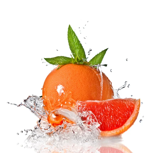 Wasserspritzer auf Grapefruit mit Minze — Stockfoto
