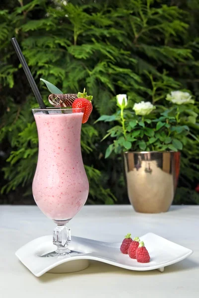 Φράουλα milkshake στο τραπέζι — Φωτογραφία Αρχείου
