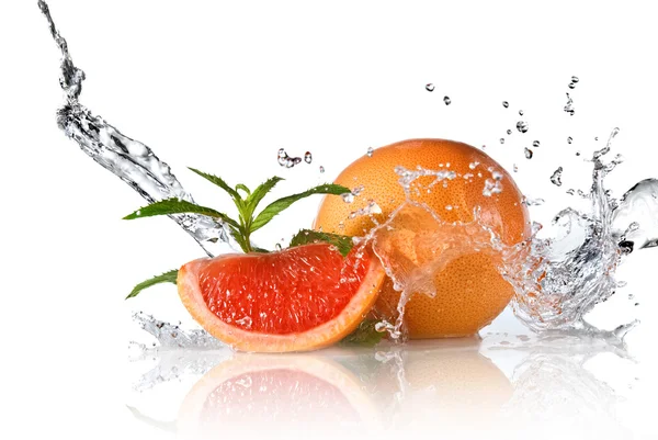 Water splash op grapefruit met munt — Stockfoto