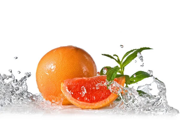 Wasserspritzer auf Grapefruit mit Minze — Stockfoto