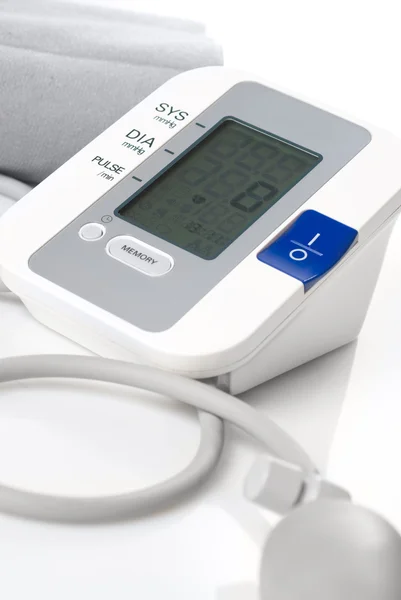 Automatisches digitales Blutdruckmessgerät — Stockfoto