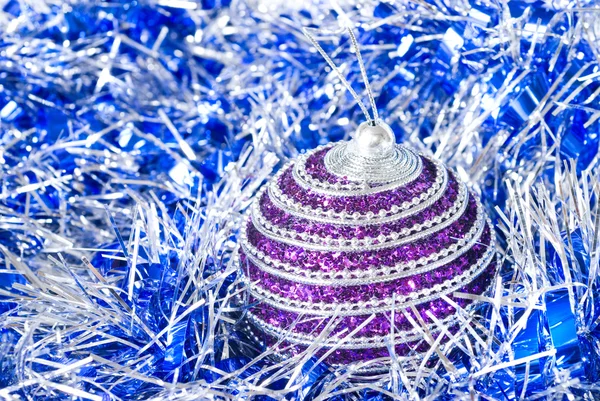 Roze Kerstmis bal met decoratie — Stok fotoğraf
