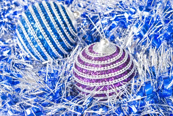 Rosa och blå julgranskulor med dekoration — Stockfoto