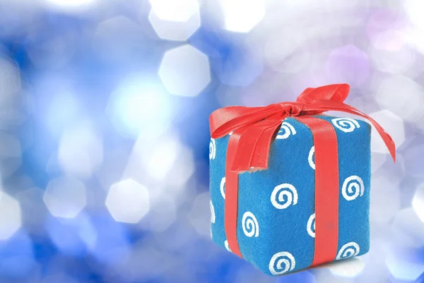 Geschenk auf blauem Hintergrund Weihnachten — Stockfoto