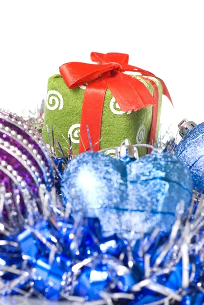 Bolas de Navidad con y regalo con decoración —  Fotos de Stock