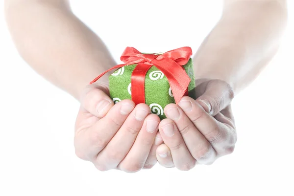 Hände halten Geschenk — Stockfoto