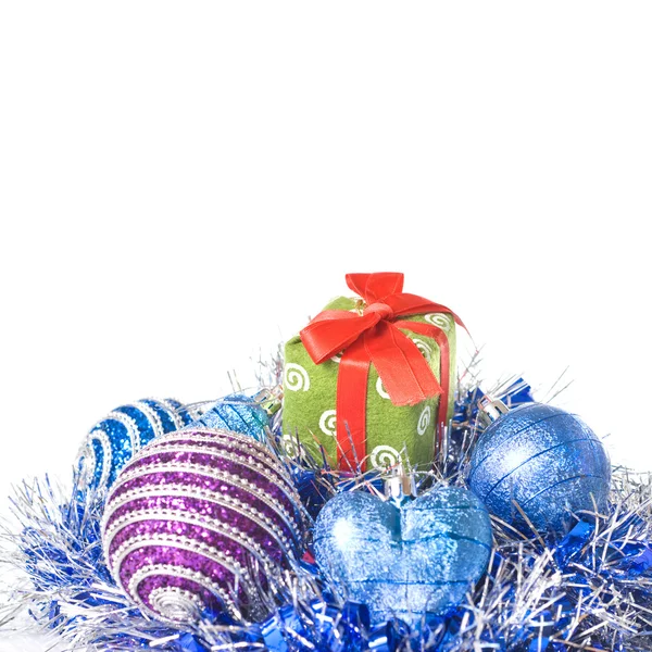Bolas de Natal com e presente com decoração — Fotografia de Stock
