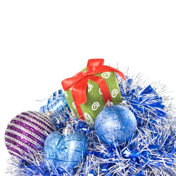 Рождественские балы с и подарок с украшением — стоковое фото