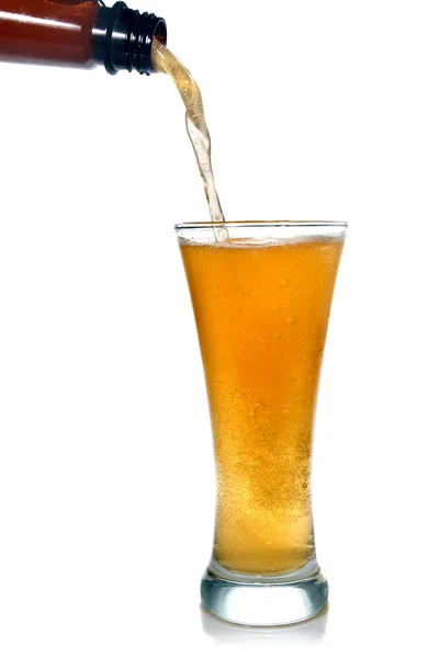 Piwo przelewające się z butelki do szklanki — Zdjęcie stockowe