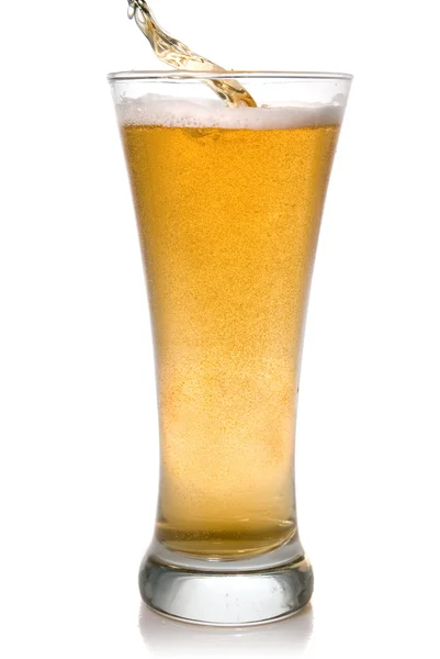 Birra versata nel bicchiere — Foto Stock