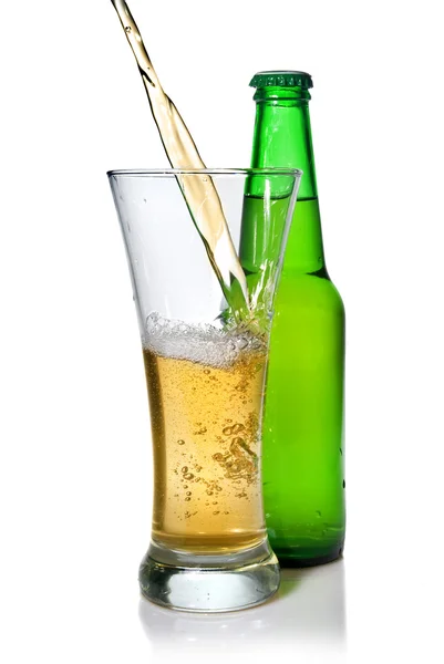 Cerveza que vierte de en el vidrio aislado con botella —  Fotos de Stock