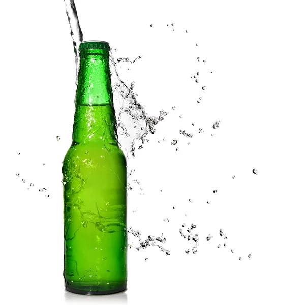 :Botella de cerveza verde con agua salpicada — Foto de Stock