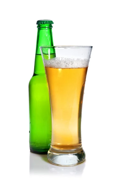Cerveja em garrafa e vidro — Fotografia de Stock