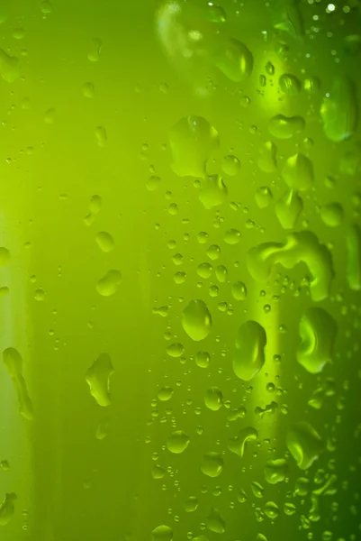Víz csepp zöld sörösüveg — 스톡 사진