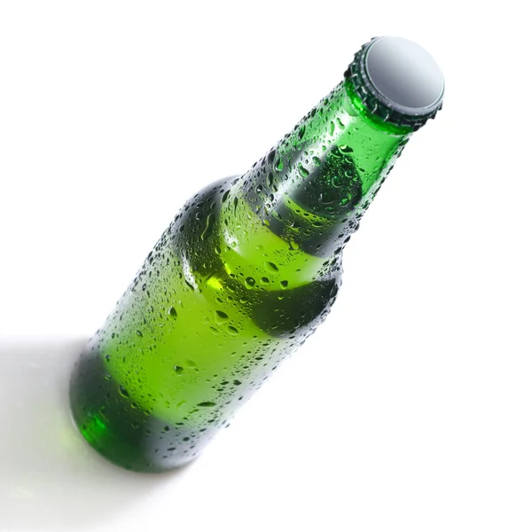 Grön öl flaska med vattendroppar — Stockfoto