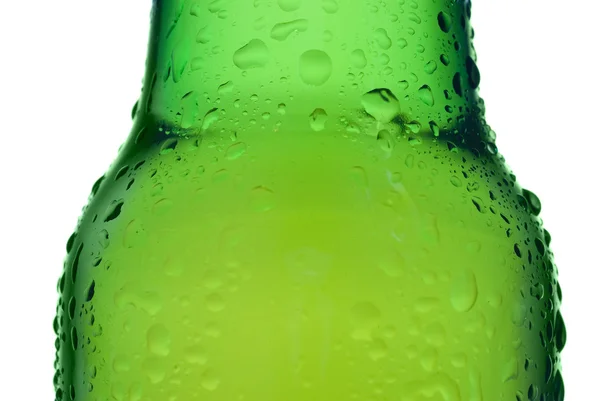 Зеленая бутылка пива с капельками воды — стоковое фото