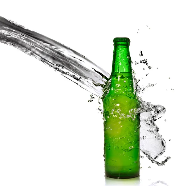 水のしぶきと緑のビール瓶 — ストック写真