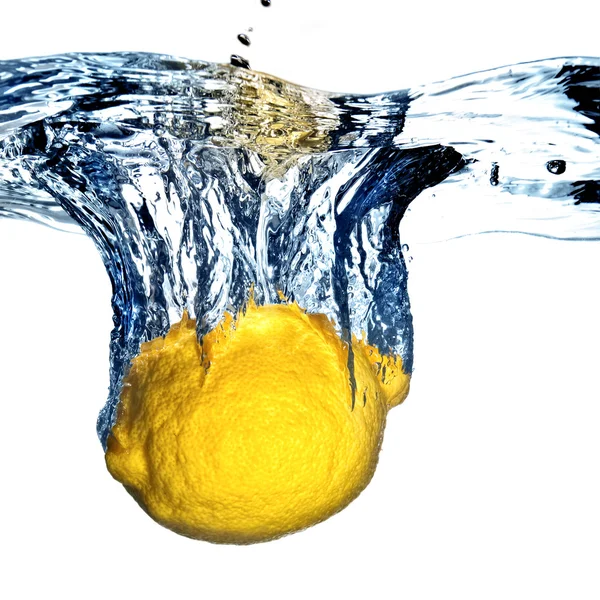 Čerstvý citron, spadl do vody s bublinami — Stock fotografie