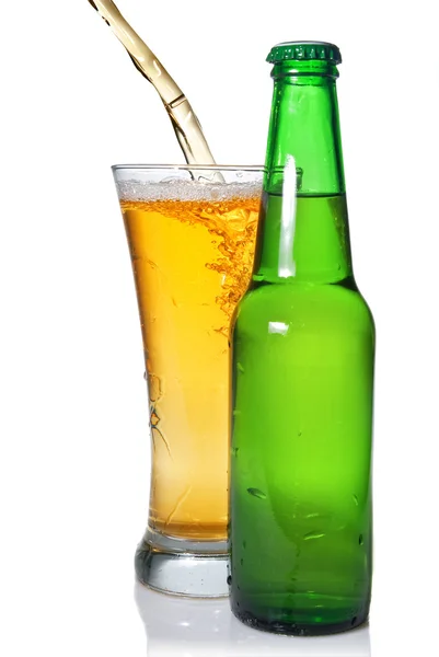 Piwo leje z na na białym tle z butelki szklane — Zdjęcie stockowe