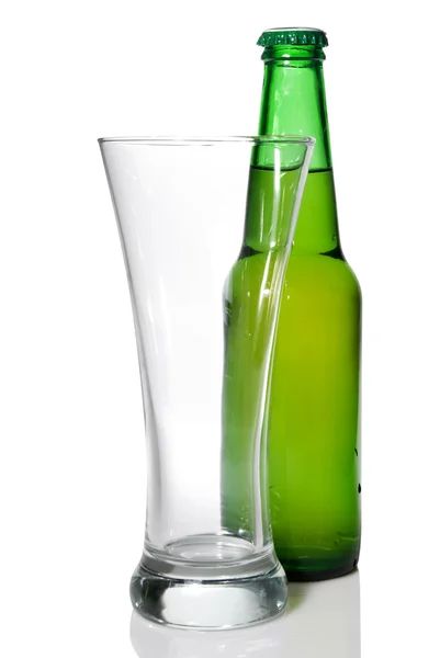 Botella de cerveza y vaso vacío — Foto de Stock