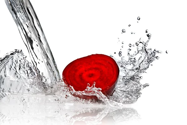 水のしぶきと赤ビート — ストック写真