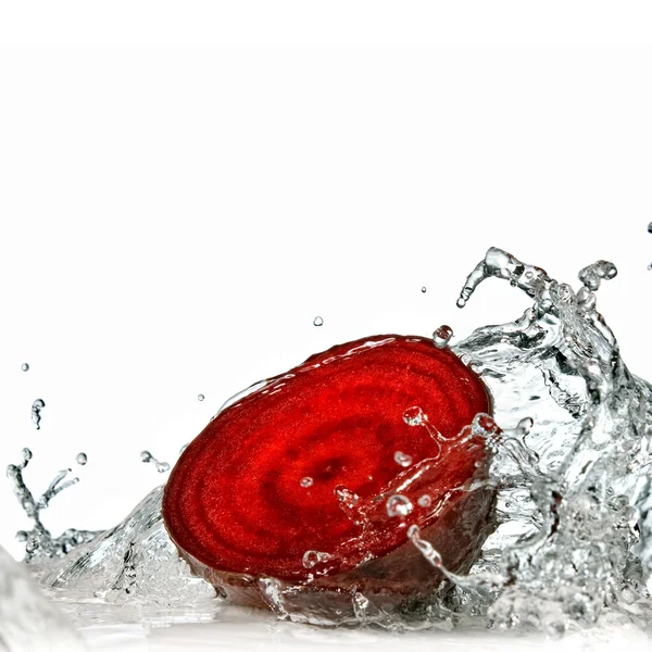 Beterraba vermelha com salpicos de água — Fotografia de Stock