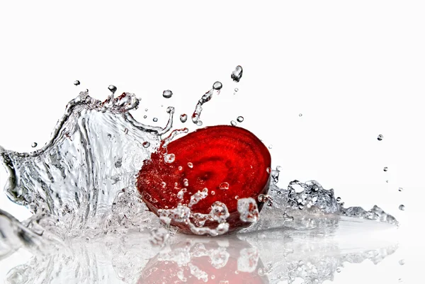 Barbabietola rossa con spruzzi d'acqua — Foto Stock
