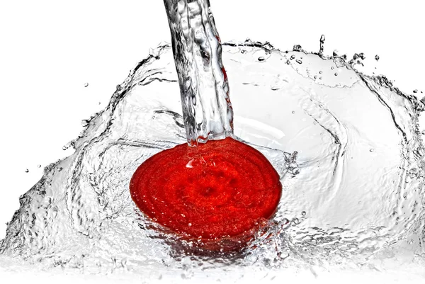 Червоний буряк з бризками води — стокове фото