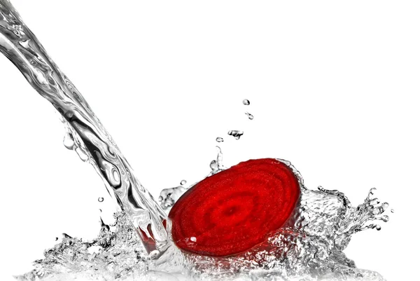 Beterraba vermelha com salpicos de água — Fotografia de Stock