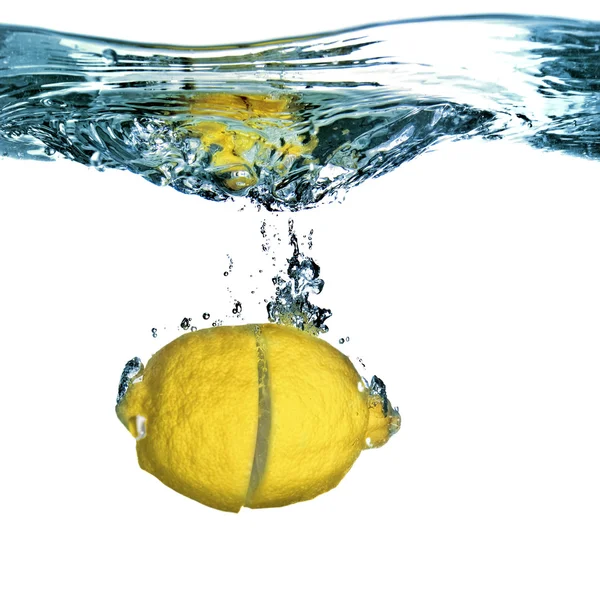 Čerstvý citron, spadl do vody s bublinami — Stock fotografie