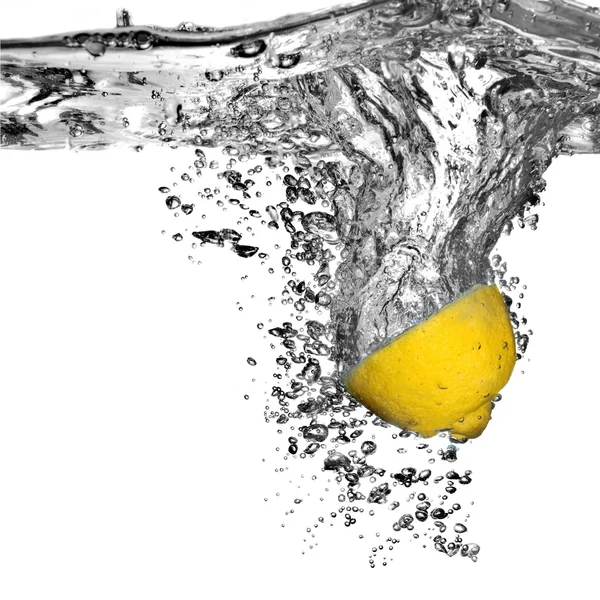 Verse citroen gedaald in water met bubbels — Stockfoto