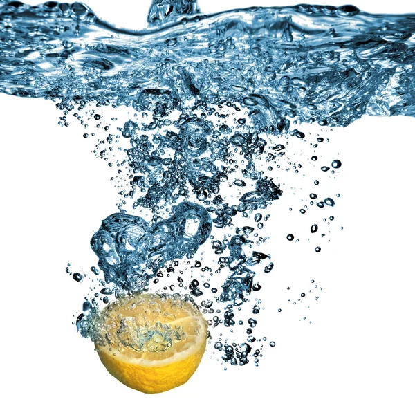 泡を水に新鮮なレモン ドロップ — ストック写真