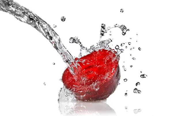 Rode biet met water splash — Stockfoto