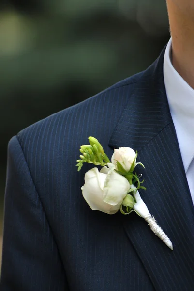 Boutonnière de mariage avec rose sur mans suite — Photo